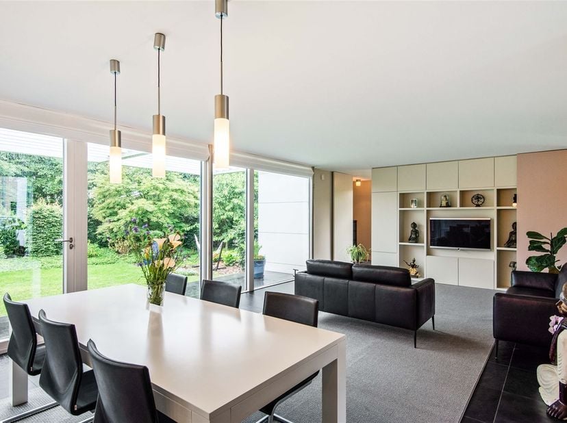 JACQ. Real Estate stelt u graag deze uitzonderlijke passiefwoning voor, ontworpen met een vooruitstrevende visie op energiezuinig wonen, duurzaamheid