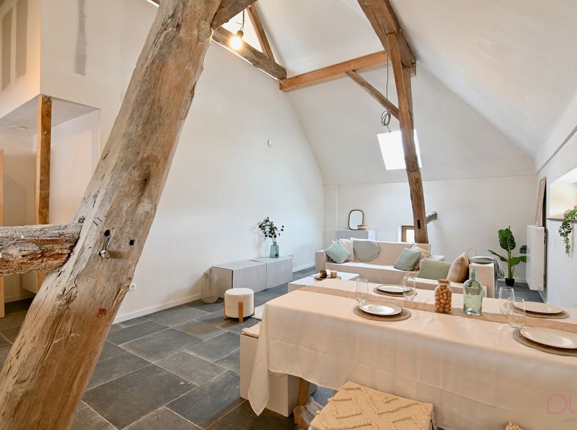 In deze karaktervolle vakwerkwoning wordt dit prachtige appartement met twee slaapkamers en een duplex aangeboden.<br />
Hier gaat hedendaags wooncomf