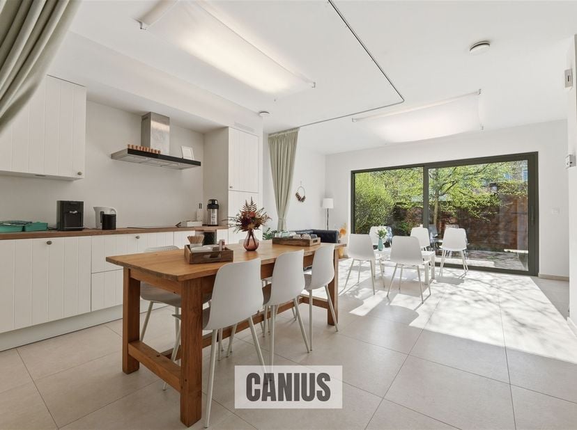 APPARTEMENT AVEC ASCENSEUR PRÈS DU CENTRE VILLE<br />
 <br />
Cette résidence contemporaine se trouve à Sint-Agneshof 6 à Sint-Truiden.<br />
Nous