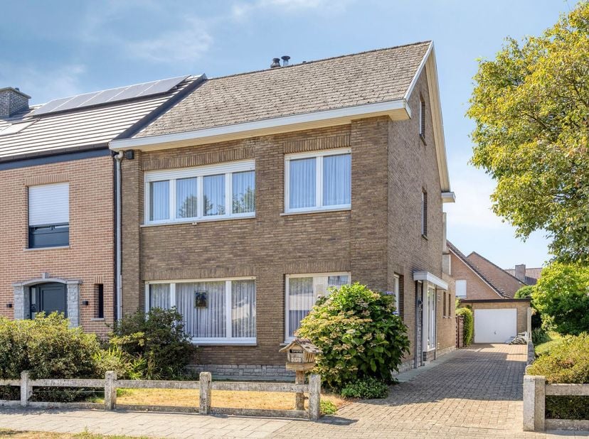 SOLIDE EN GOED ONDERHOUDEN GEZINSWONING MET 3 SLAAPKAMERS, AANGENAME TUIN EN GARAGE.<br />
 Gelegen op toplocatie vlakbij centrum Puurs en het landsc
