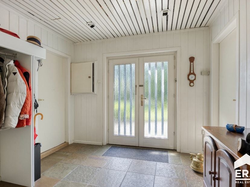Deze nabij de NL-grens gelegen bungalowwoning uit 1960 beschikt over een prachtig en uitstekend onderhouden tuin van 12are. De woning biedt 3 slaapkam