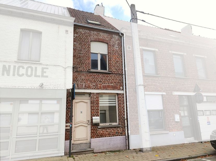 Deze woning biedt een mooie basis voor wie op zoek is naar een eigen project. Op het gelijkvloers vind je een gezellige woonkamer met deels ingerichte
