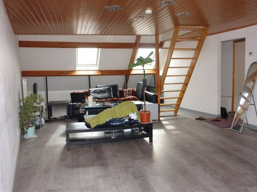 Mooi appartement met twee slaapkamers, gelegen vlakbij het stadscentrum!<br />
<br />
Lichte woonruimte met zit- en eethoek, halfingerichte keuken m