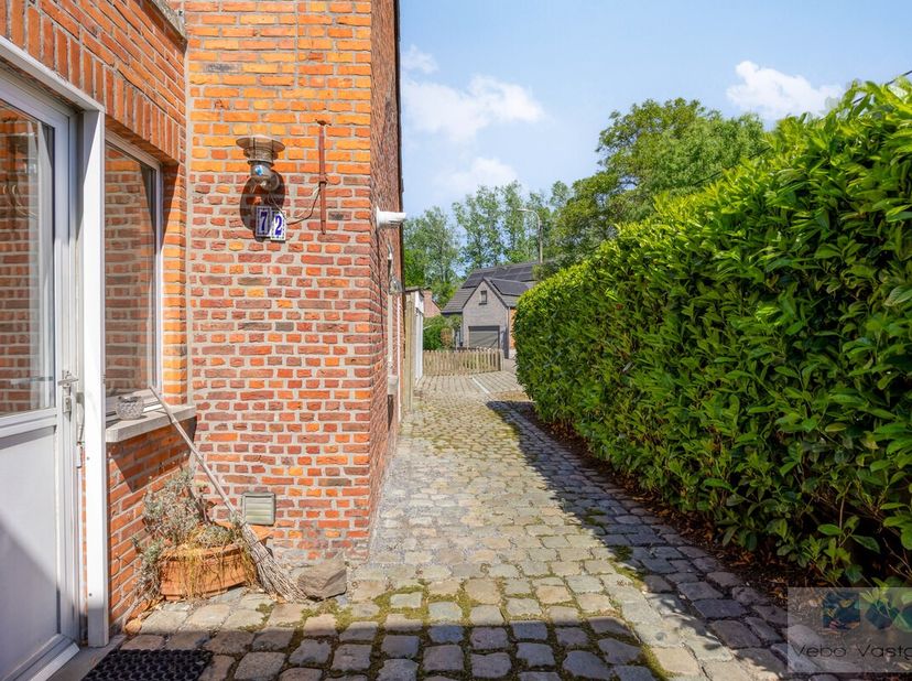 Op een uiterste rustige locatie Berlaar-Heikant, bevindt zich deze charmante HOB met garage en gezellige tuin op 495 m².<br />
<br />
De woning is gel