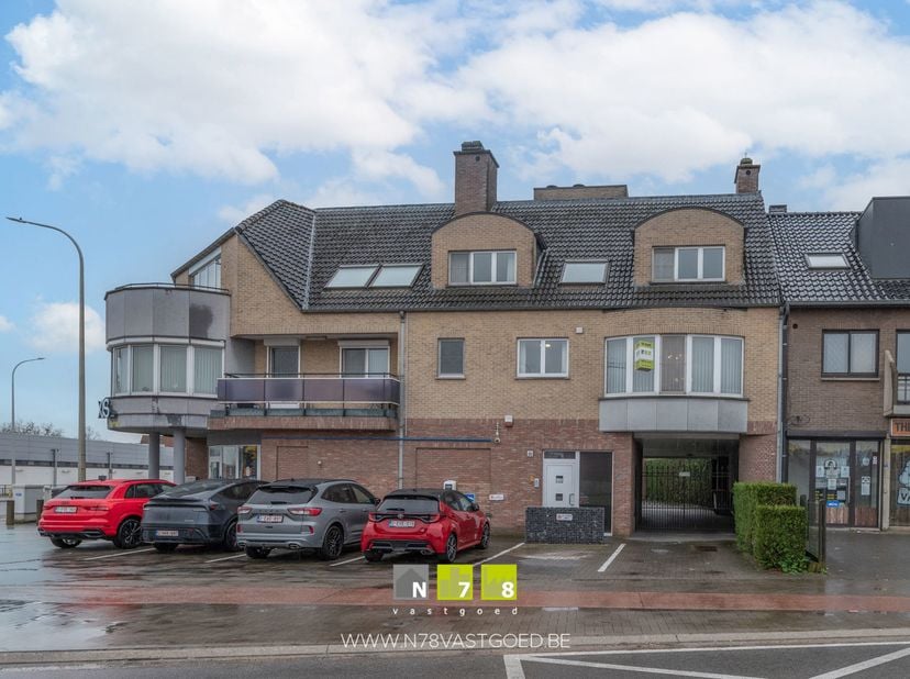 APPARTEMENT OP DE EERSTE VERDIEPING MET 3 SLAAPKAMERS, GARAGE &amp;amp; TERRAS TE DILSEN <br />
TROEVEN<br />
- Gelegen dichtbij het centrum van Dilsen. A