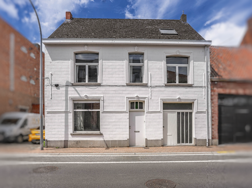 Deze zeer ruime authentieke woonst met mooie voorgevel is gelegen in het centrum van Londerzeel, werd gebouwd rond de jaren '30 met een houten rooster