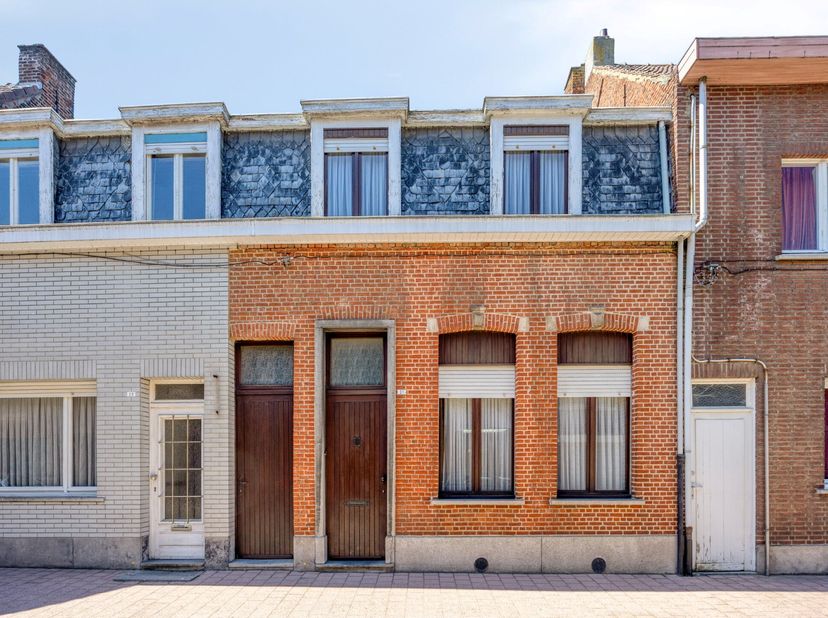 Centraal in Duffel-West, op wandelafstand van winkels, scholen en openbaar vervoer, bevindt zich deze ruime woning met 175 m² bewoonbare oppervlakte.
