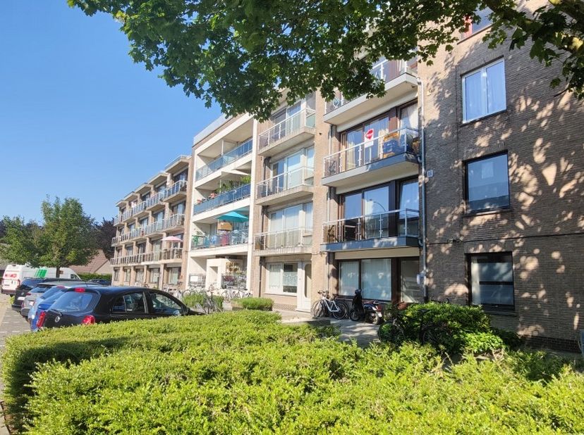 Gerenoveerd 2 slaapkamer appartement op de 2de verdieping van een kleine residentie.&amp;nbsp;<br />
Ligging net buiten het centrum van Brugge met een vlo