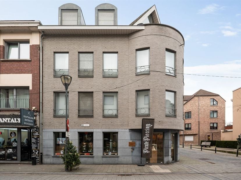 Gelijkvloers handelspand met aparte berging en staanplaats<br />
Locatie<br />
Het pand is gelegen in de Patersstraat, een drukke en goed bereikbare s