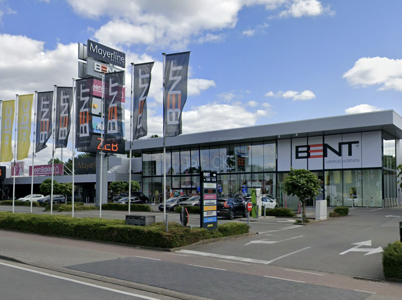 Op de eerste verdieping van dit goed gelegen pand is een instapklare ruimte beschikbaar van circa 830 m². <br />
Deze is geschikt als showroom, kantor
