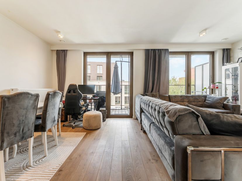 Dit aangename appartement bevindt zich op de vierde verdieping van een recent en verzorgd gebouw, gelegen aan de Einde Were. Dankzij de strategische l