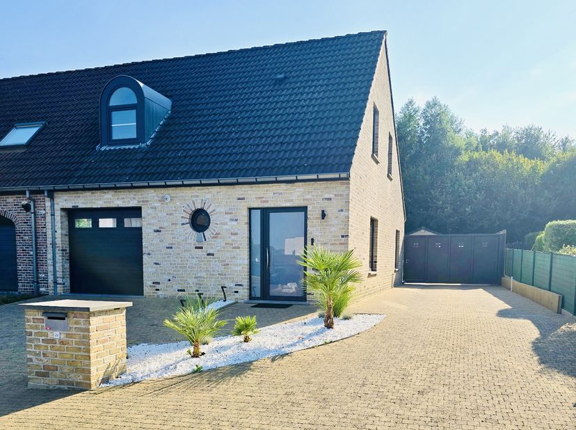Op zoek naar een instapklare woning met veel ruimte, comfort en parkeermogelijkheden? Dan is deze verzorgde koppelwoning in Marke zeker een bezoek waa