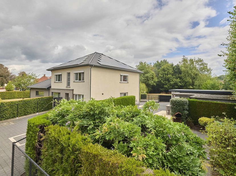 Ruime villa met 3 slaapkamers en mogelijkheid tot beroep aan huis in hartje Eksel<br />
In het hart van Eksel vinden we deze verrassend ruime vrijstaa