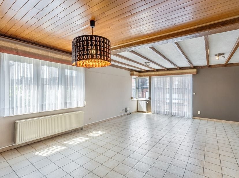 Bent u op zoek naar een ruim appartement op een toplocatie in het centrum van Sint-Truiden? Dan is dit appartement op de eerste verdieping aan de Katt