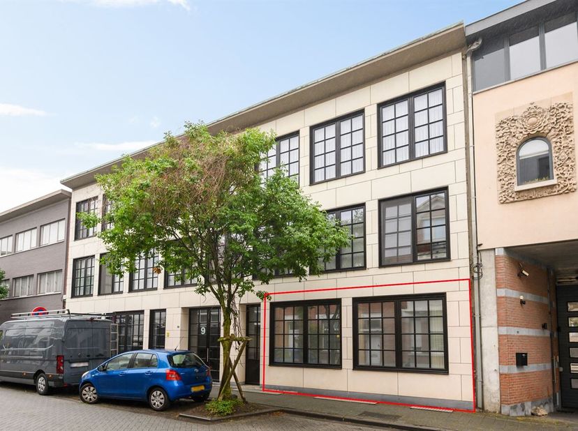 Instapklaar lichtrijk appartement met 2 slaapkamers en terras<br />
Ligging<br />
Dit aangename appartement is gelegen op het gelijkvloers van een goe