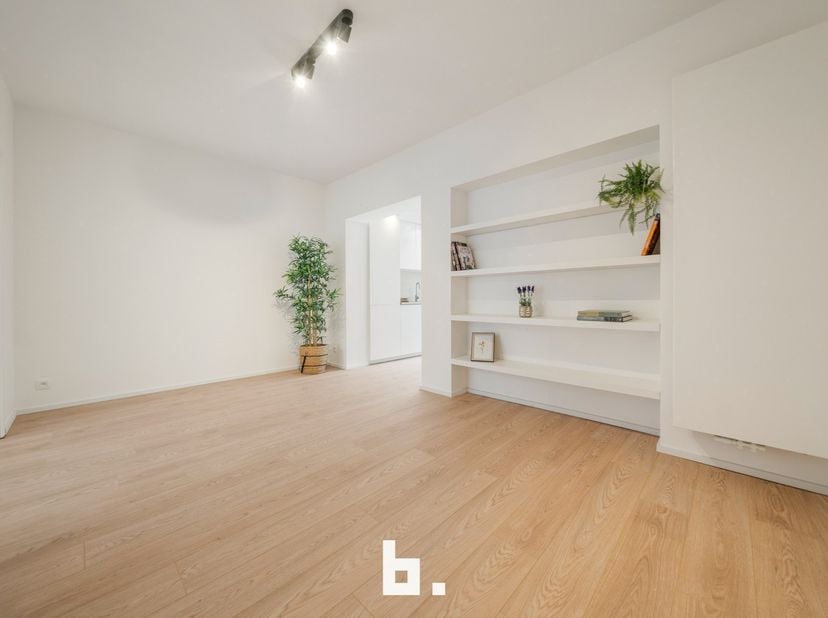 Deze gerenoveerde, instapklare en bijzonder knusse woning,  aan de rand van Brugge, in het gegeerde Sint-Jozef. Bij het betreden van de woning komt u
