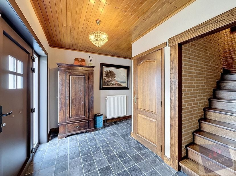 In de rustige en groene Aardbruggenstraat in Alken bevindt zich deze vrijstaande woning op een mooi perceel van 7a42ca. De woning geniet van een aange