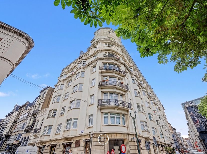 Gelegen in een van de meest gegeerde wijken van Brussel bevindt dit ruime appartement zich op de derde verdieping van een verzorgd Art Deco-gebouw uit