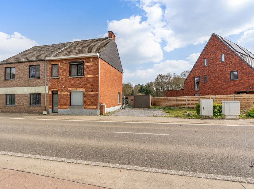 Te renoveren haflopen bebouwing met 3 slaapkamers op een perceel van 13a77ca, gelegen aan de Molemstraat nabij het centrum van Lummen. De woning is ce