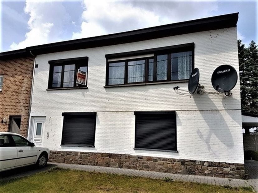 Appartement en duplex prêt à emménager, situé au calme, à quelques minutes à pied du centre commercial de Houthalen-Est.<br />
L'autoroute E314 se tro