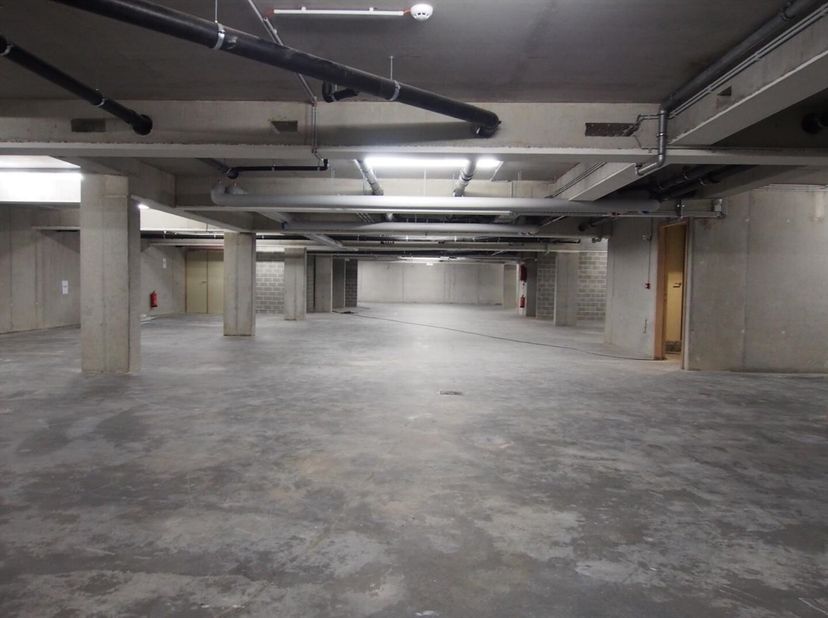 Ondergrondse autostaanplaats te huur in het centrum van Sint-Kruis (Residentie De Oude Post). Op een boogscheut van de ring van Brugge. Afstandsbedien