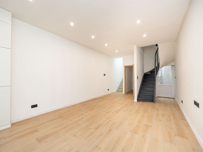 Midden in het hart van de stad, ligt deze pas vernieuwde woning met wit geschilderde voorgevel en hoge plafonds. Zowel de technieken (elektriciteit en