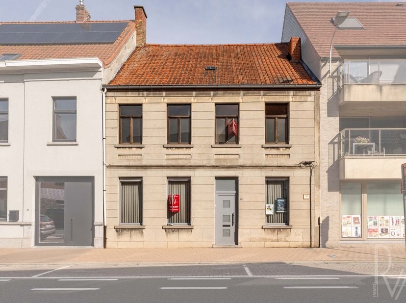 Karaktervolle woning met tal van mogelijkheden te koop in de Kasteeldreef te Meulebeke!<br />
<br />
Op zoek naar een woning die u volledig naar eigen