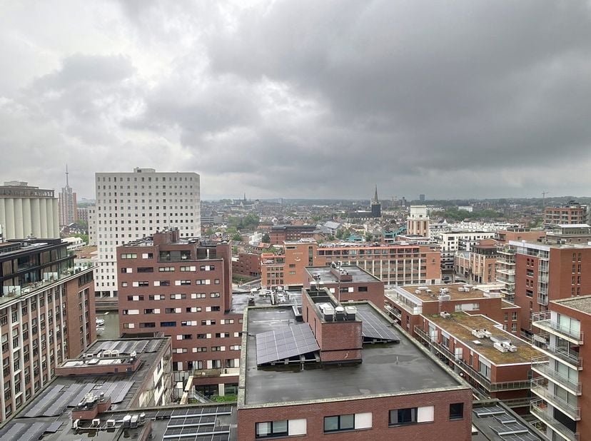 Située dans le projet résidentiel Waterview, sur la place Engels à Louvain, cette chambre étudiante moderne d’environ 20m² avec sanitaires privés offr
