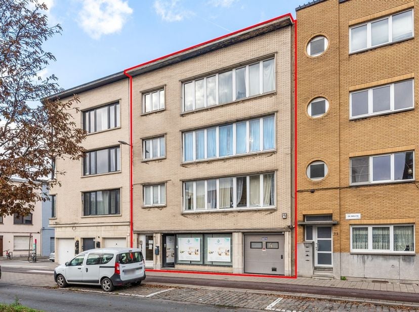 Opbrengsteigendom met drie ruime appartementen en handelsgelijkvloers <br />
<br />
<br />
Ligging:<br />
Dit veelzijdige opbrengsteigendom bevind