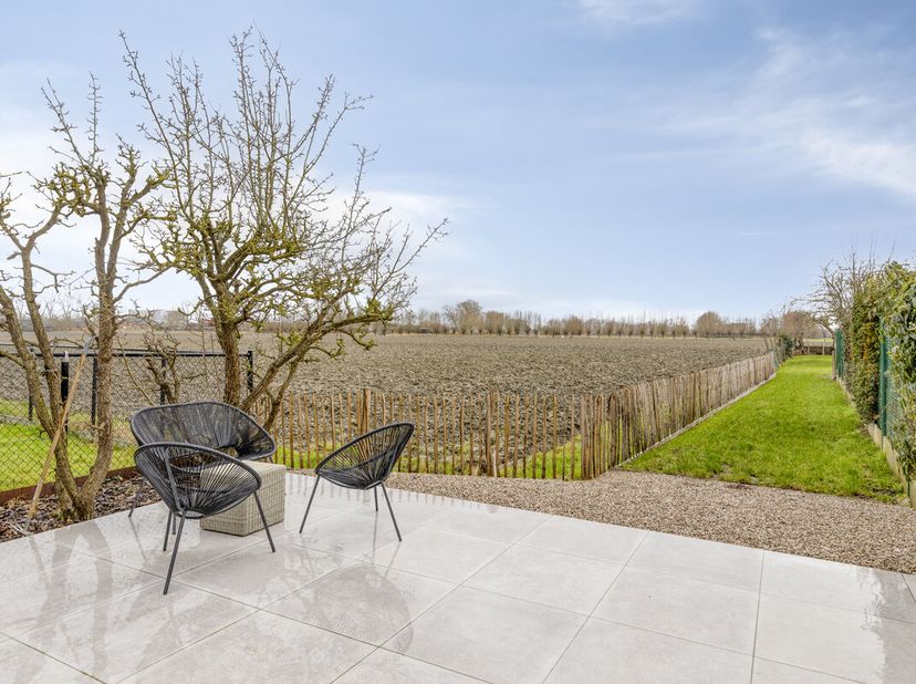 Il s'agit d'un magnifique bâtiment mitoyen situé sur un terrain très spacieux (550 m²). La maison a été non seulement rénovée sur le plan esthétique,