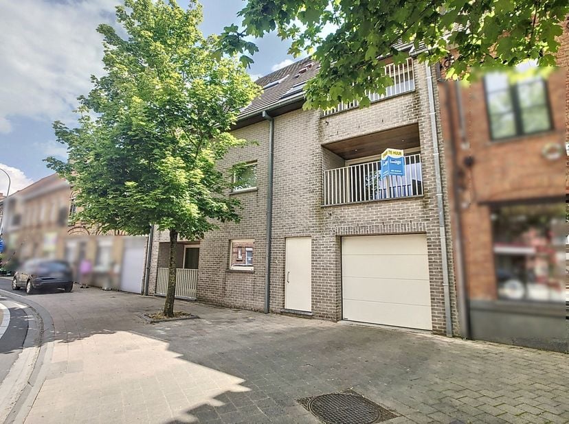 Op zoek naar een ideale opbrengsteigendom?  Pal in het centrum van Passendale, bieden we een goed onderhouden appartementsgebouw aan, bestaande uit 5