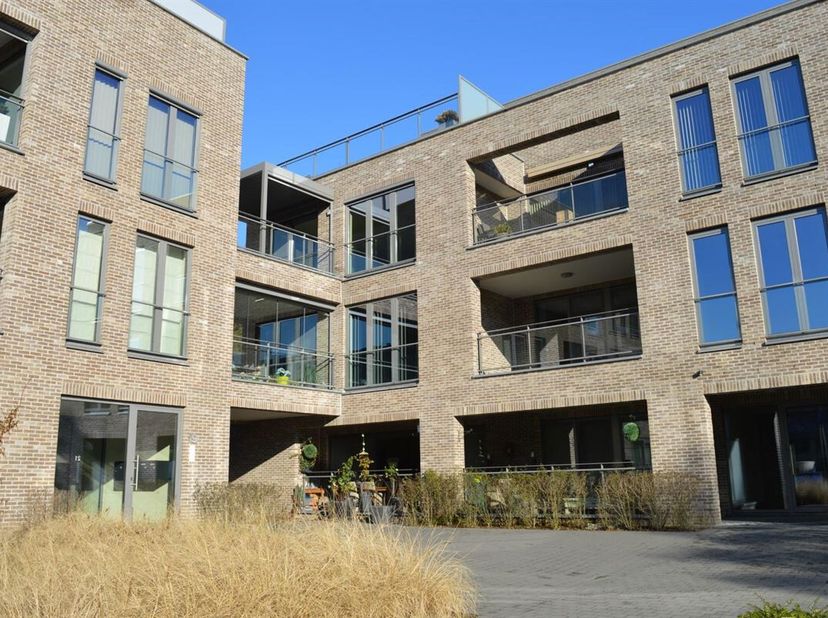 Vraag uw bezoek aan via info@optimusvastgoed.be!<br />
TE HUUR: Ruim appartement met 2 slaapkamers en ruim terras te Lummen!<br />
Dit luxueus afgewer