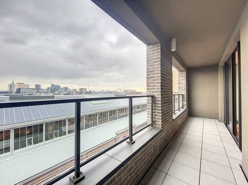 Appartement (68m²)met één slaapkamer en prachtig ruim overdekt terras (12m²) gelegen naast de nieuwe hotspot 'Gare Maritime'. De centrale ligging bied