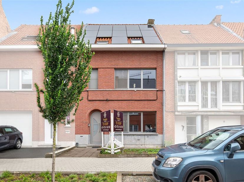 Deze woning met betonnen tussenvloeren op wandelafstand van het Nekkerspoelstation, werd gerenoveerd vanaf casco toestand in 2012. Het is in deze groe