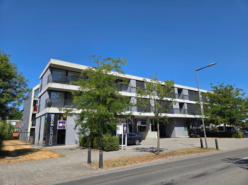 MODERN, RECENT, ENERGIEZUINIG EN LUMINEUS APPARTEMENT 85M² MET 2 SLAAPKAMERS, GROOT ZUID-GEORIËNTEERD TERRAS 15M², BINNEN-AUTOSTAANPLAATS EN KELDERBER