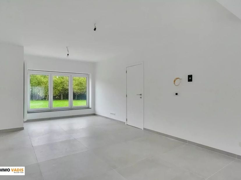 Deze volledig gerenoveerde woning (2023) biedt modern comfort en energiezuinig wonen in een rustige, landelijke omgeving in Borgloon. Met conform elek