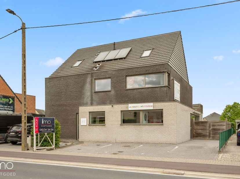 Deze ruime woning met een bewoonbare oppervlakte van maar liefst 468 m² is gelegen op een perceel van 919 m² in de Molenstraat te Sint-Katelijne-Waver