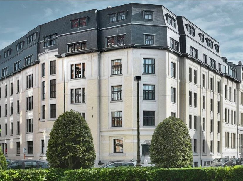 Barnes Brussels vous invite à découvrir ce sublime appartement situé dans l'un des plus beaux quartiers de  la capitale dans une résidence de luxe, of