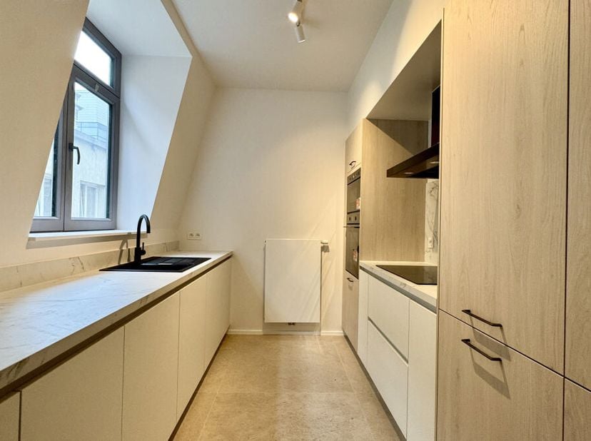 A 10 minutes à pied de la Grand Place, duplex de 88m² (d'après PEB) se trouvant au 2ème et dernier étage avec ascenseur d'un immeuble rénové en profon