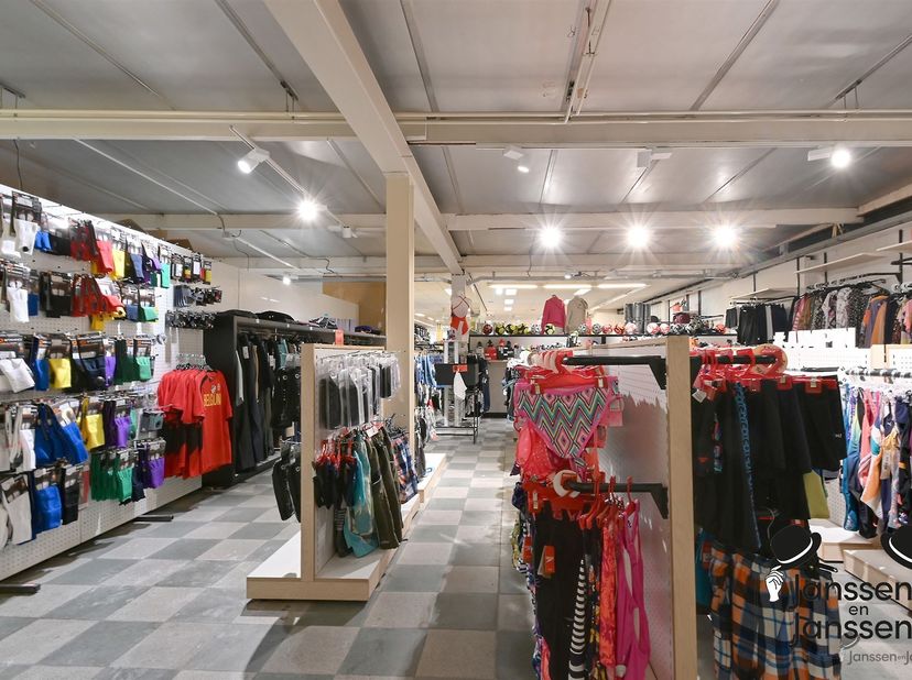 Bent u klaar om uw ondernemersdroom waar te maken? Dit indrukwekkende handelspand, gelegen op een toplocatie in het bruisende centrum van Hamme, biedt