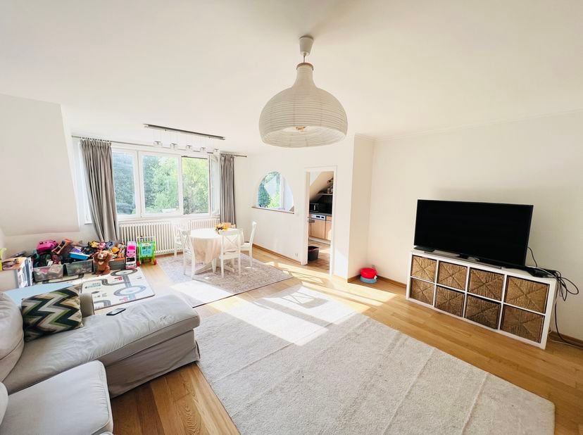 WOLUWE-SAINT-LAMBERT, ideaal gelegen vlakbij Woluwe Shopping en het Malou-park, in een rustige en aangename straat, licht APPARTEMENT (3 slaapkamers/1