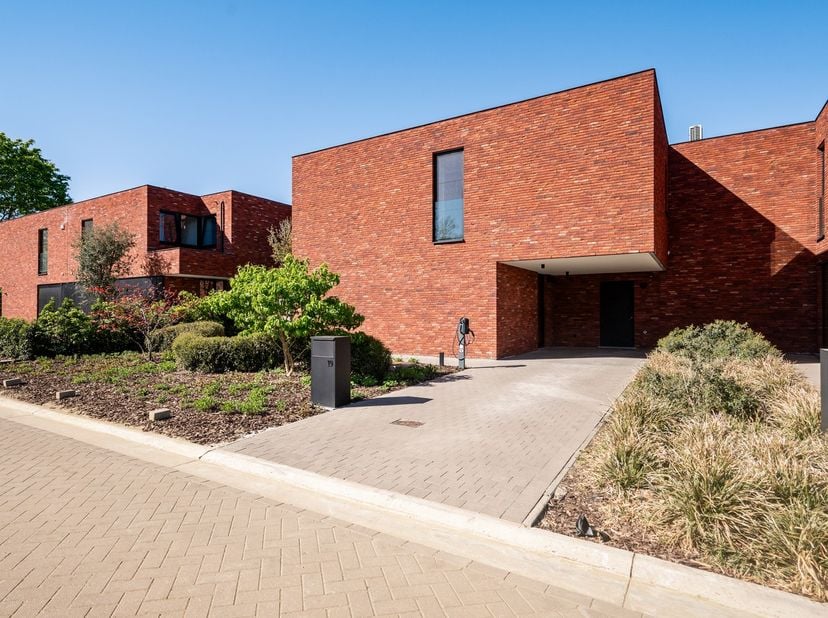 Op een toplocatie in Beerzel bevindt zich deze stijlvolle, hedendaagse villa. De woning combineert een rustige residentiële ligging met een uitstekend