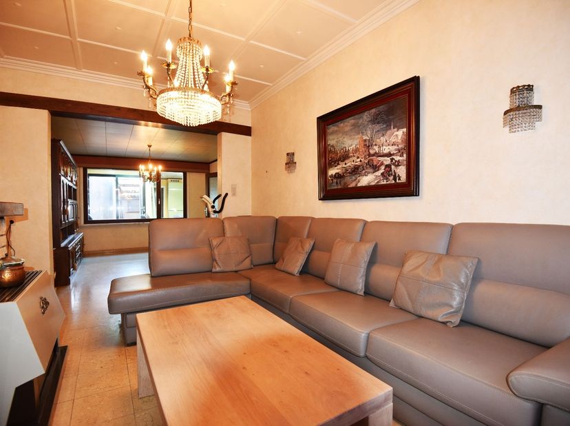 Rijwoning op 120 m² met op het gelijkvloers inkom, living, keuken met gaskookfornuis, koelkast, oven, badkamer met toilet, douche, lavabo en aan- en a