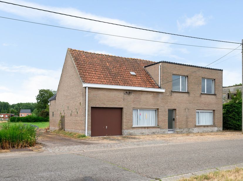 Op een uitstekende locatie in Putte bevindt zich deze te renoveren woning op een prachtig perceel van maar liefst 35a10ca. Dankzij de gunstige ligging