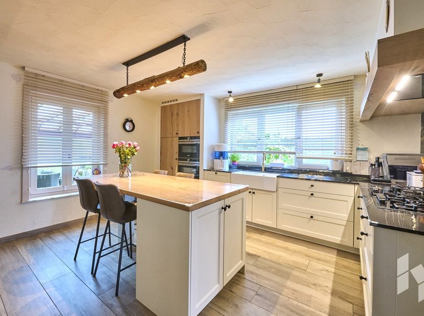 Deze goed onderhouden en instapklare woning met 4 tot 6 slaapkamers is gelegen op een perceel van 1280 m² en biedt tal van mogelijkheden.<br />
De rui