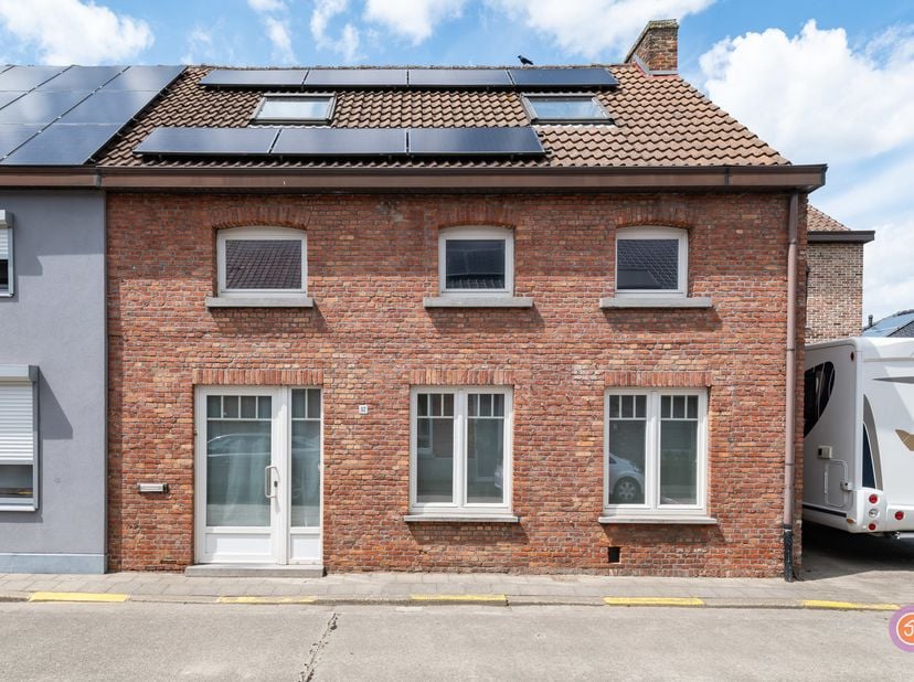 Vandaag nemen we je mee naar deze woning in het rustige Hingene, op wandelafstand van park d’Ursel, scholen, winkels en openbaar vervoer.<br />
We kom