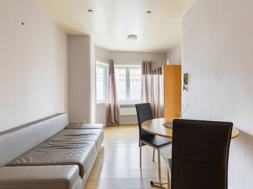 Blankenberge: Gelijkvloers appartement met 1 slaapkamer te koop vlakbij zee! Op de gelijkvloerse verdieping van een kleinschalige residentie vinden we