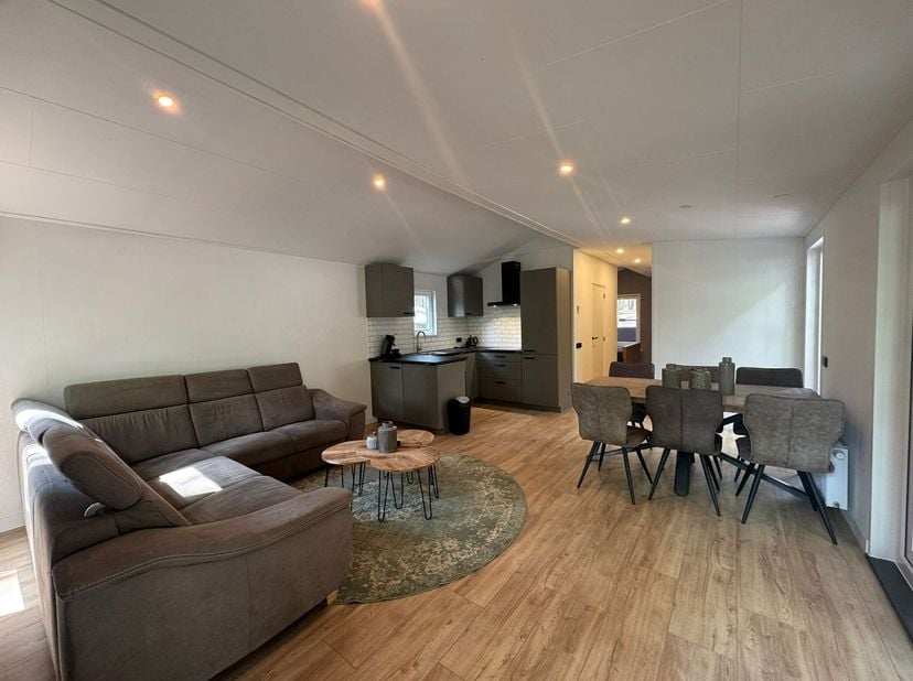 In het hart van Belgisch Limburg, omringd door de uitgestrekte bossen van Bocholt bevindt zich dit charmante chalet op familiecamping Goolderheide. De