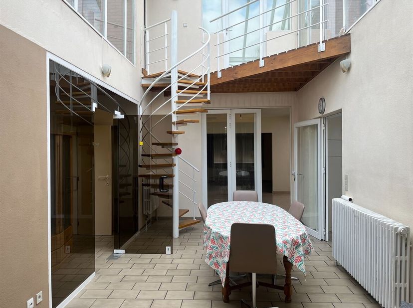 Woning met 5 slaapkamers en handelsruimte op toplocatie in Hechtel<br />
Ligging<br />
Gelegen aan de Peerderbaan 15 te Hechtel-Eksel, in het centrum