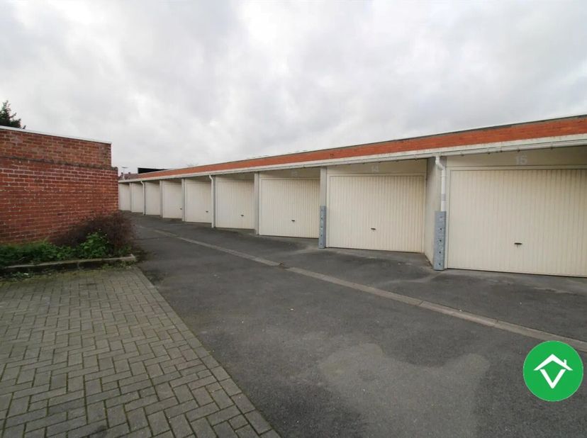 Deze afgesloten garagebox (nr.1) in centrum Koekelare is gelegen vlak naast De Kroon.<br />
Garage dient enkel gebruikt te worden als parkeerplaats va